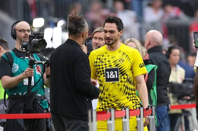 l-r: Fussballexperte Patrick Owomoyela und Mats Hummels 15 (Borussia Dortmund), FC Bayern Muenchen vs. Borussia Dortmund, Fussball, 1. Bundesliga, 27. Spieltag, 30.03.2024 DFB regulations prohibit any use of photographs as image sequences and or quasi-video Muenchen Bayern Deutschland *** l r Football expert Patrick Owomoyela and Mats Hummels 15 Borussia Dortmund , FC Bayern Muenchen vs Borussia Dortmund, Football, 1 Bundesliga, 27 Matchday, 30 03 2024 DFB regulations prohibit any use of photographs as image sequences and or quasi video Muenchen Bayern Germany Copyright: xkolbert-press ChristianxKolbertx