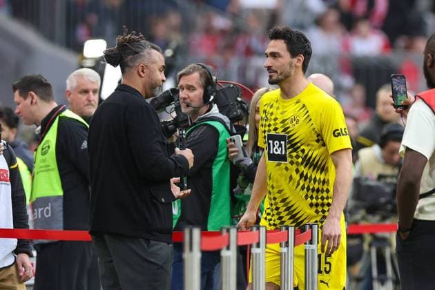 l-r: Fussballexperte Patrick Owomoyela und Mats Hummels 15 (Borussia Dortmund), FC Bayern Muenchen vs. Borussia Dortmund, Fussball, 1. Bundesliga, 27. Spieltag, 30.03.2024 DFB regulations prohibit any use of photographs as image sequences and or quasi-video Muenchen Bayern Deutschland