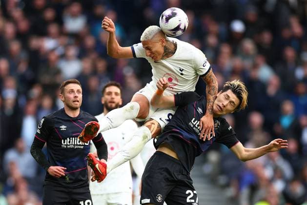 Sport Themen der Woche KW13 Sport Bilder des Tages 30th March 2024; Tottenham Hotspur Stadium, London, England; Premier League Football, Tottenham Hotspur versus Luton Town; Richarlison of Tottenham Hotspur competes for the ball with Daily Hashioka of Luton Town  ActionPlus12623561 ShaunxBrooks