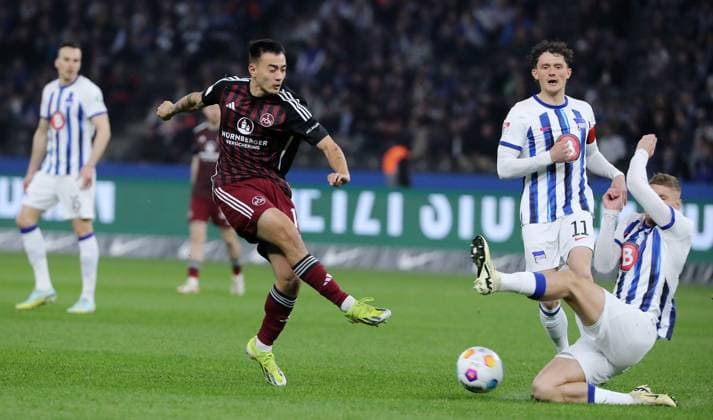 Jens Castrop, Fabian Reese, Marton Dardai Zweikampf Spielszene Aktion Fußball Fussball DFL 2.Bundesliga Herren 27.Spieltag Saison 2023 2024 30.03.2024 Hertha BSC Berlin vs. 1.FC Nürnberg FCN DFL regulations prohibit any use of photographs as image sequences and or quasi-video