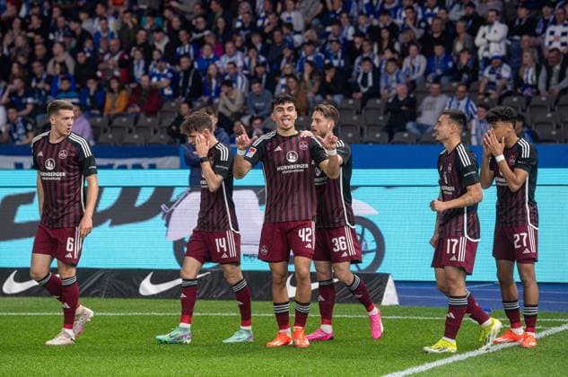 Fussball, Herren, Saison 2023 2024, 2. Bundesliga (27. Spieltag), Hertha BSC - 1. FC Nürnberg, v.l. Florian Flick (1. FC Nürnberg), Benjamin Goller (1. FC Nürnberg), Can Uzun (1. FC Nürnberg), Lukas Schleimer (1. FC Nürnberg), Jens Castrop (1. FC Nürnberg), Nathaniel Brown (1. FC Nürnberg), Jubel nach Tor zum 0:1, 30.03. 2024,