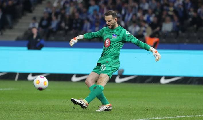 Torwart Marius Gersbeck Einzelbild Freisteller Aktion Fußball Fussball DFL 2.Bundesliga Herren 27.Spieltag Saison 2023 2024 30.03.2024 Hertha BSC Berlin vs. 1.FC Nürnberg FCN DFL regulations prohibit any use of photographs as image sequences and or quasi-video