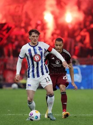 Fabian Reese, Jan Gyamerah Zweikampf Spielszene Aktion Fußball Fussball DFL 2.Bundesliga Herren 27.Spieltag Saison 2023 2024 30.03.2024 Hertha BSC Berlin vs. 1.FC Nürnberg FCN DFL regulations prohibit any use of photographs as image sequences and or quasi-video
