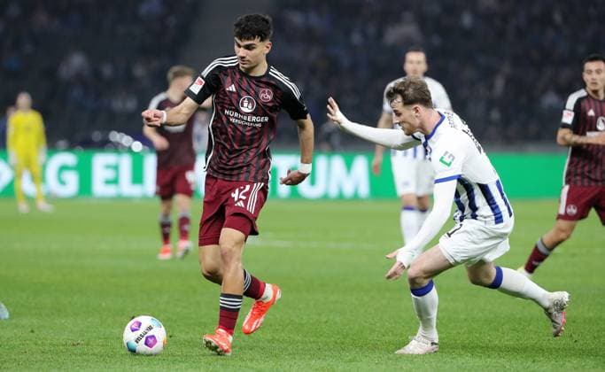 Can Uzun, Pascal Klemens Zweikampf Spielszene Aktion Fußball Fussball DFL 2.Bundesliga Herren 27.Spieltag Saison 2023 2024 30.03.2024 Hertha BSC Berlin vs. 1.FC Nürnberg FCN DFL regulations prohibit any use of photographs as image sequences and or quasi-video