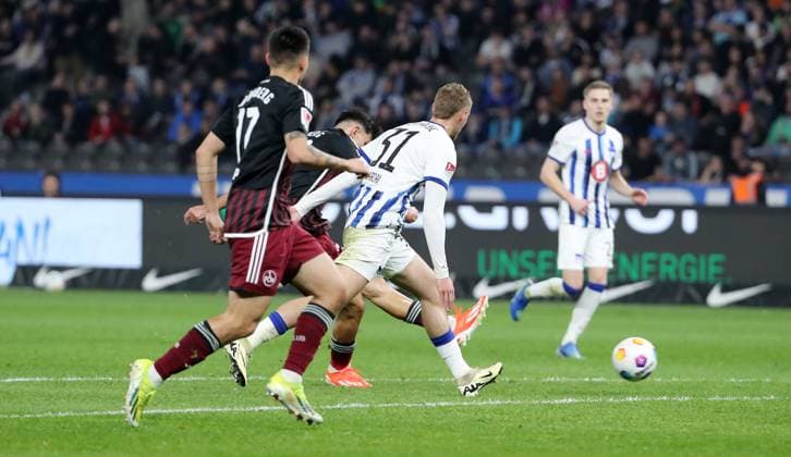 Can Uzun erzielt das Tor zum 0:1, Marton Dardai Zweikampf Spielszene Aktion Fußball Fussball DFL 2.Bundesliga Herren 27.Spieltag Saison 2023 2024 30.03.2024 Hertha BSC Berlin vs. 1.FC Nürnberg FCN DFL regulations prohibit any use of photographs as image sequences and or quasi-video