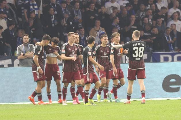 DEU, DFL, 2. FBL, Hertha BSC vs. 1.FC Nuernberg, 30.03.2024, Berliner Olympiastadion, Berlin, DEU, DFL, 2. FBL, Hertha BSC vs. 1.FC Nuernberg, im Bild nach dem 0:1, Nürnberger-Spielerkreis DFL - regulations prohibit any use of Photographs as image sequences and or quasi-video Foto: Juergen Engler nordphoto GmbH