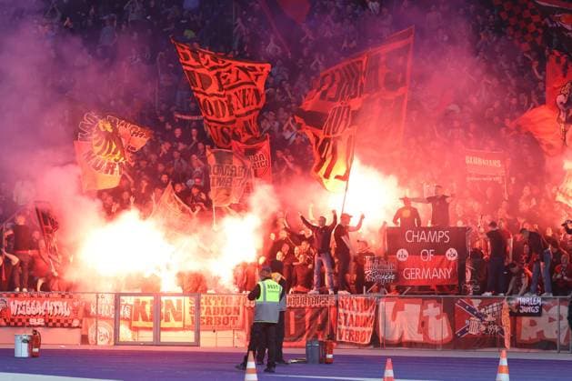 DEU, DFL, 2. FBL, Hertha BSC vs. 1.FC Nuernberg, 30.03.2024, Berliner Olympiastadion, Berlin, DEU, DFL, 2. FBL, Hertha BSC vs 1.FC Nuernberg, im Bild Nuernberger-Fans, Pyro DFL - regulations prohibit any use of Photographs as image sequences and or quasi-video Foto: Juergen Engler nordphoto GmbH