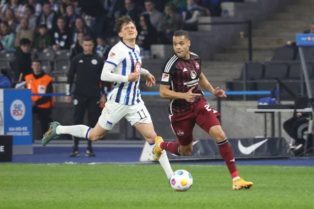 DEU, DFL, 2. FBL, Hertha BSC vs. 1.FC Nuernberg, 30.03.2024, Berliner Olympiastadion, Berlin, DEU, DFL, 2. FBL, Hertha BSC vs. 1.FC Nuernberg, im Bild Fabian Reese (Hertha BSC Berlin 11), Jan Gyamerah (1.FC Nuernberg 28) DFL - regulations prohibit any use of Photographs as image sequences and or quasi-video Foto: Juergen Engler nordphoto GmbH