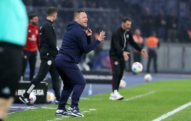 Trainer Pal Dardai zeigend, gestikulierend, Trainer Cristian Fiel Fußball Fussball DFL 2.Bundesliga Herren 27.Spieltag Saison 2023 2024 30.03.2024 Hertha BSC Berlin vs. 1.FC Nürnberg FCN DFL regulations prohibit any use of photographs as image sequences and or quasi-video