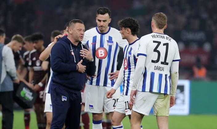 Trainer Pal Dardai redet mit Haris Tabakovic, Fabian Reese, Marton Dardai Fußball Fussball DFL 2.Bundesliga Herren 27.Spieltag Saison 2023 2024 30.03.2024 Hertha BSC Berlin vs. 1.FC Nürnberg FCN DFL regulations prohibit any use of photographs as image sequences and or quasi-video