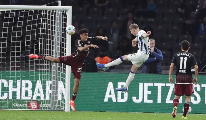 Sport Themen der Woche KW13 Sport Bilder des Tages Marten Winkler erzielt das Tor zum 1:2 Anschluß, Nathaniel Brown Zweikampf Spielszene Aktion Fußball Fussball DFL 2.Bundesliga Herren 27.Spieltag Saison 2023 2024 30.03.2024 Hertha BSC Berlin vs. 1.FC Nürnberg FCN DFL regulations prohibit any use of photographs as image sequences and or quasi-video *** Marten Winkler scores the goal to make it 1 2, Nathaniel Brown duel Match scene Action Sport Soccer Football DFL 2 Bundesliga Men 27 Matchday Season 2023 2024 30 03 2024 Hertha BSC Berlin vs 1 FC Nürnberg FCN DFL regulations prohibit any use of photographs as image sequences and or quasi video