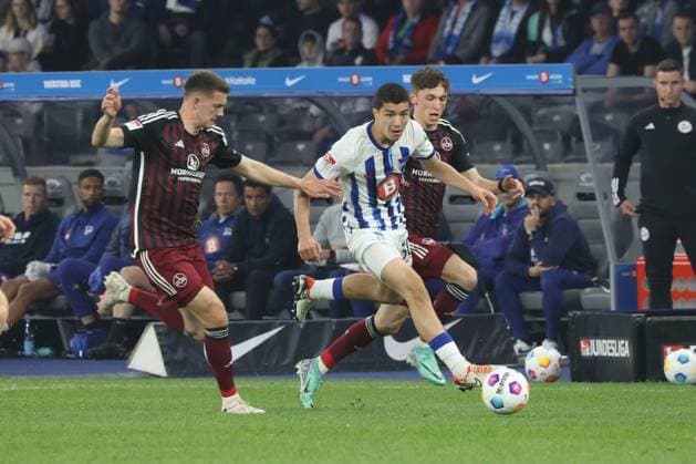 DEU, DFL, 2. FBL, Hertha BSC vs. 1.FC Nuernberg, 30.03.2024, Berliner Olympiastadion, Berlin, DEU, DFL, 2. FBL, Hertha BSC vs. 1.FC Nuernberg, im Bild Ibrahim Maza (Hertha BSC Berlin 30), Finn Jeltsch (1.FC Nuernberg 44), Tom Krauss (1.FC Nuernberg 14) DFL - regulations prohibit any use of Photographs as image sequences and or quasi-video Foto: Juergen Engler nordphoto GmbH