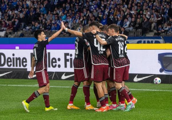 Fussball, Herren, Saison 2023 2024, 2. Bundesliga (27. Spieltag), Hertha BSC - 1. FC Nürnberg, v.l. Kanji Okunuki (1. FC Nürnberg), Jan Gyamerah (1. FC Nürnberg), Can Uzun (1. FC Nürnberg), Lukas Schleimer (1. FC Nürnberg), Benjamin Goller (1. FC Nürnberg), Jubel nach Tor zum 0:2, 30.03. 2024,