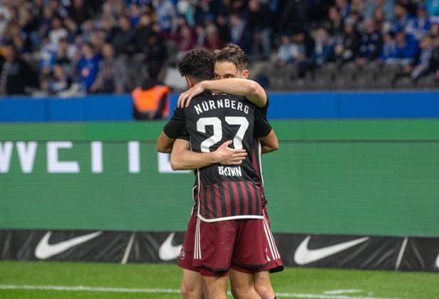 Fussball, Herren, Saison 2023 2024, 2. Bundesliga (27. Spieltag), Hertha BSC - 1. FC Nürnberg, v.l. Nathaniel Brown (1. FC Nürnberg), Lukas Schleimer (1. FC Nürnberg), Jubel nach Tor zum 0:2, 30.03. 2024,