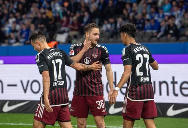 Fussball, Herren, Saison 2023 2024, 2. Bundesliga (27. Spieltag), Hertha BSC - 1. FC Nürnberg, v.l. Jens Castrop (1. FC Nürnberg), Lukas Schleimer (1. FC Nürnberg), Nathaniel Brown (1. FC Nürnberg), Jubel nach Tor zum 0:2, 30.03. 2024,