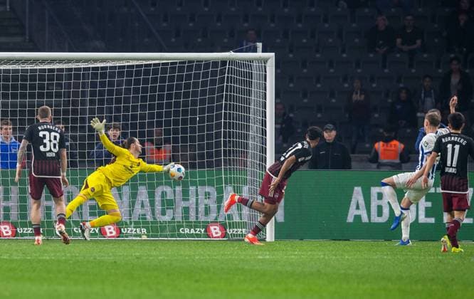 Fussball, Herren, Saison 2023 2024, 2. Bundesliga (27. Spieltag), Hertha BSC - 1. FC Nürnberg, Marten Winkler (Hertha BSC) erzielt das Tor zum 1:2 gegen Torhüter Carl Klaus (1. FC Nürnberg), 30.03. 2024,