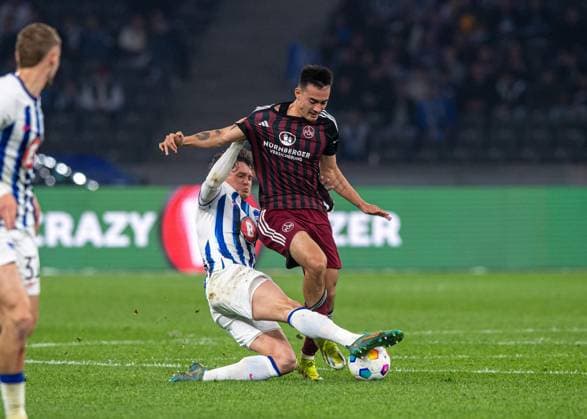 Fussball, Herren, Saison 2023 2024, 2. Bundesliga (27. Spieltag), Hertha BSC - 1. FC Nürnberg, v.l. Fabian Reese (Hertha BSC), Jens Castrop (1. FC Nürnberg), 30.03. 2024,
