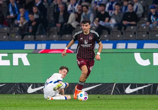 Fussball, Herren, Saison 2023 2024, 2. Bundesliga (27. Spieltag), Hertha BSC - 1. FC Nürnberg, v.l. Linus Gechter (Hertha BSC), Can Uzun (1. FC Nürnberg), 30.03. 2024,