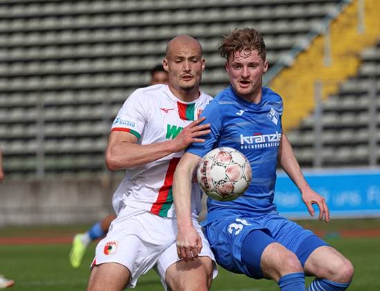 Kampf um den Ball zwischen Alem Japaur (FC Augsburg II) und Maximilian Neuberger (FV Illertissen); FC Augsburg II vs. FV Illertissen, 27. Spieltag;