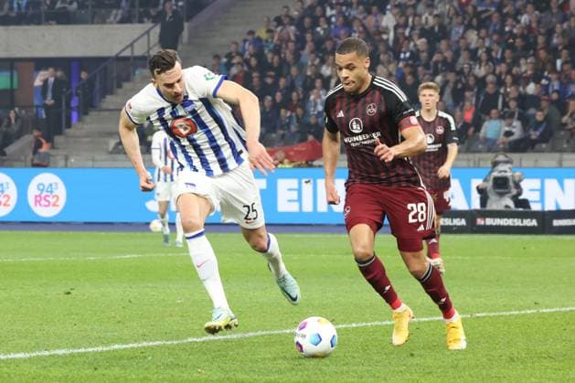 DEU, DFL, 2. FBL, Hertha BSC vs. 1.FC Nuernberg, 30.03.2024, Berliner Olympiastadion, Berlin, DEU, DFL, 2. FBL, Hertha BSC vs. 1.FC Nuernberg, im Bild Haris Tabakovic (Hertha BSC Berlin 25), Jan Gyamerah (1.FC Nuernberg 28) DFL - regulations prohibit any use of Photographs as image sequences and or quasi-video Foto: Juergen Engler nordphoto GmbH