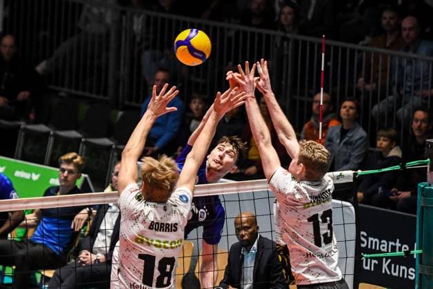 GER, VBL, Playoffs, VfB Friedrichshafen vs Helios GRIZZLYS Giesen 30.03.2024, Spacetech Arena, Friedrichshafen, GER, VBL, Playoffs, VfB Friedrichshafen vs Helios GRIZZLYS Giesen, Playoff Halbfinale, im Bild Jackson Young (Friedrichshafen, 15) bezwingt den Block mit Maciej Borris (Giesen, 18) und Fedor Ivanov (Giesen, 13)
