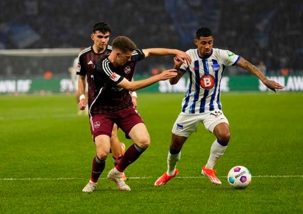 Germany, Berlin, 30.03.2024, Olympic Stadium, Hertha BSC vs 1.FC Nürnberg - 2. Bundesliga, Jeremy Dudziak (Hertha Berlin) and Finn Jeltsch (1.FC Nürnberg) battle for the ball Berlin Olympic Stadium Berlin Germany