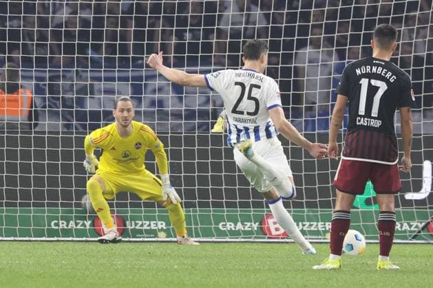 DEU, DFL, 2. FBL, Hertha BSC vs. 1.FC Nuernberg, 30.03.2024, Berliner Olympiastadion, Berlin, DEU, DFL, 2. FBL, Hertha BSC vs. 1.FC Nuernberg, im Bild 11m Haris Tabakovic (Hertha BSC Berlin 25), Carl Klaus (1.FC Nuernberg 1) DFL - regulations prohibit any use of Photographs as image sequences and or quasi-video Foto: Juergen Engler nordphoto GmbH