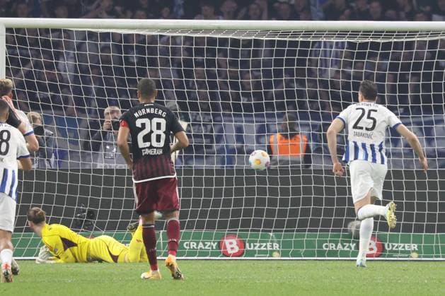 DEU, DFL, 2. FBL, Hertha BSC vs. 1.FC Nuernberg, 30.03.2024, Berliner Olympiastadion, Berlin, DEU, DFL, 2. FBL, Hertha BSC vs. 1.FC Nuernberg, im Bild 11m Haris Tabakovic (Hertha BSC Berlin 25), Carl Klaus (1.FC Nuernberg 1) DFL - regulations prohibit any use of Photographs as image sequences and or quasi-video Foto: Juergen Engler nordphoto GmbH