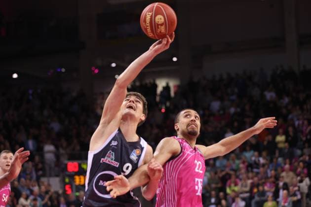 Sport Themen der Woche KW13 Joschka Ferner (Vechta), Noah Kirkwood (Bonn), Telekom Baskets Bonn vs Rasta Vechta, easyCredit BBL, 25. Spieltag, Bonn, 30.03.2024. *** Joschka Ferner Vechta , Noah Kirkwood Bonn , Telekom Baskets Bonn vs Rasta Vechta, easyCredit BBL, 25 Matchday, Bonn, 30 03 2024