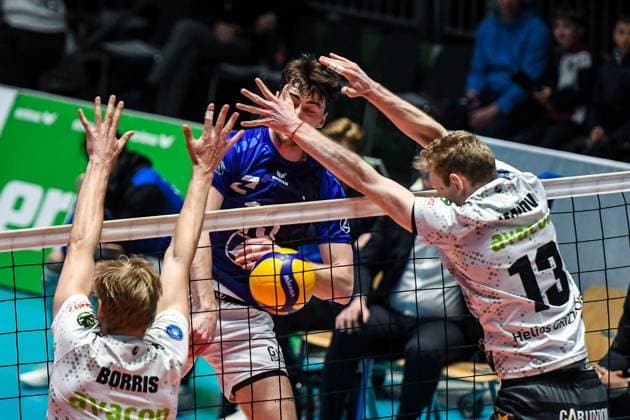 GER, VBL, Playoffs, VfB Friedrichshafen vs Helios GRIZZLYS Giesen 30.03.2024, Spacetech Arena, Friedrichshafen, GER, VBL, Playoffs, VfB Friedrichshafen vs Helios GRIZZLYS Giesen, Playoff Halbfinale, im Bild Jackson Young (Friedrichshafen, 15) kann den Block mit Maciej Borris (Giesen, 18) und Fedor Ivanov (Giesen, 13) nicht bezwingen