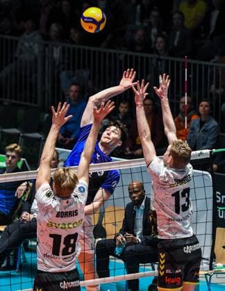 GER, VBL, Playoffs, VfB Friedrichshafen vs Helios GRIZZLYS Giesen 30.03.2024, Spacetech Arena, Friedrichshafen, GER, VBL, Playoffs, VfB Friedrichshafen vs Helios GRIZZLYS Giesen, Playoff Halbfinale, im Bild Jackson Young (Friedrichshafen, 15), Maciej Borris (Giesen, 18), Fedor Ivanov (Giesen, 13)