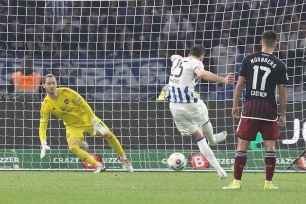 DEU, DFL, 2. FBL, Hertha BSC vs. 1.FC Nuernberg, 30.03.2024, Berliner Olympiastadion, Berlin, DEU, DFL, 2. FBL, Hertha BSC vs. 1.FC Nuernberg, im Bild 11m Haris Tabakovic (Hertha BSC Berlin 25), Carl Klaus (1.FC Nuernberg 1) DFL - regulations prohibit any use of Photographs as image sequences and or quasi-video Foto: Juergen Engler nordphoto GmbH
