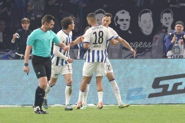 DEU, DFL, 2. FBL, Hertha BSC vs. 1.FC Nuernberg, 30.03.2024, Berliner Olympiastadion, Berlin, DEU, DFL, 2. FBL, Hertha BSC vs. 1.FC Nuernberg, im Bild 11m Haris Tabakovic (Hertha BSC Berlin 25), Fabian Reese (Hertha BSC Berlin 11), Aymen Barkok (Hertha BSC Berlin 18) DFL - regulations prohibit any use of Photographs as image sequences and or quasi-video Foto: Juergen Engler nordphoto GmbH