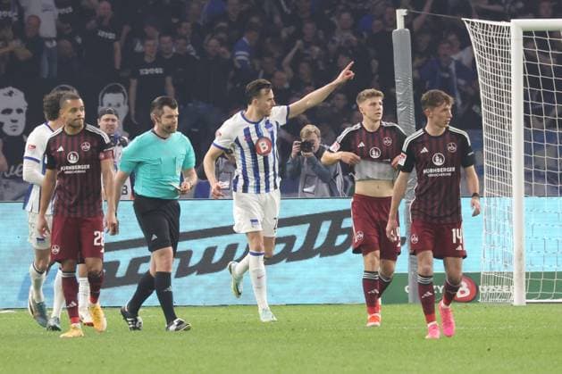 DEU, DFL, 2. FBL, Hertha BSC vs. 1.FC Nuernberg, 30.03.2024, Berliner Olympiastadion, Berlin, DEU, DFL, 2. FBL, Hertha BSC vs. 1.FC Nuernberg, im Bild 11m Haris Tabakovic (Hertha BSC Berlin 25), Fabian Reese (Hertha BSC Berlin 11), Aymen Barkok (Hertha BSC Berlin 18) DFL - regulations prohibit any use of Photographs as image sequences and or quasi-video Foto: Juergen Engler nordphoto GmbH