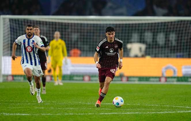 Germany, Berlin, 30.03.2024, Olympic Stadium, Hertha BSC vs 1.FC Nürnberg - 2. Bundesliga, Can Uzun (1.FC Nürnberg) controls the ball Berlin Olympic Stadium Berlin Germany