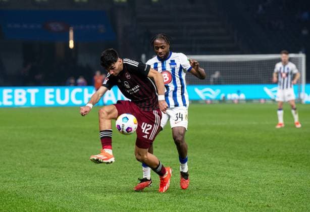 Fussball, Herren, Saison 2023 2024, 2. Bundesliga (27. Spieltag), Hertha BSC - 1. FC Nürnberg, v.l. Can Uzun (1. FC Nürnberg), Deyovaisio Zeefuik (Hertha BSC), 30.03. 2024,