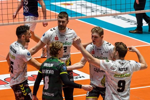 GER, VBL, Playoffs, VfB Friedrichshafen vs Helios GRIZZLYS Giesen 30.03.2024, Spacetech Arena, Friedrichshafen, GER, VBL, Playoffs, VfB Friedrichshafen vs Helios GRIZZLYS Giesen, Playoff Halbfinale, im Bild Lorenz Karlitzek (Giesen, 15) Jakob Günthör Guenthoer (Giesen, 12), Niklas Breitlin (Giesen, 8), Fedor Ivanov (Giesen, 13), John Hatch (Giesen, 9)