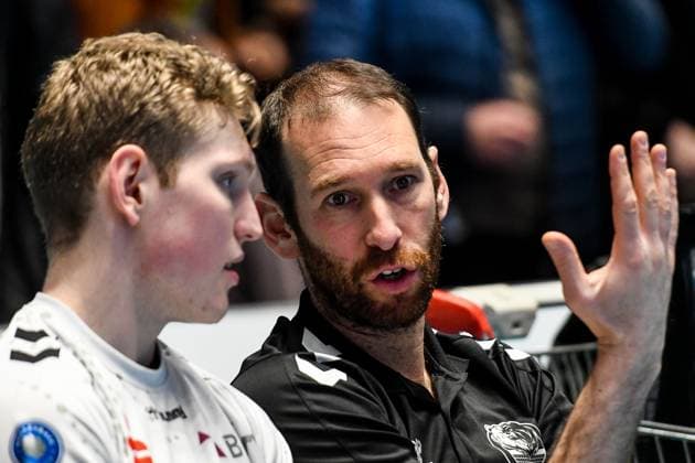 GER, VBL, Playoffs, VfB Friedrichshafen vs Helios GRIZZLYS Giesen 30.03.2024, Spacetech Arena, Friedrichshafen, GER, VBL, Playoffs, VfB Friedrichshafen vs Helios GRIZZLYS Giesen, Playoff Halbfinale, im Bild Fedor Ivanov (Giesen, 13), Itamar Stein (Giesen), erste Spielanalyse nach Spielende