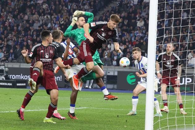 Sport Bilder des Tages DEU, DFL, 2. FBL, Hertha BSC vs. 1.FC Nuernberg, 30.03.2024, Berliner Olympiastadion, Berlin, DEU, DFL, 2. FBL, Hertha BSC vs. 1.FC Nuernberg, im Bild Marius Gersbeck (Hertha BSC Berlin 35), Finn Jeltsch (1.FC Nuernberg 44) DFL - regulations prohibit any use of Photographs as image sequences and or quasi-video Foto: Juergen Engler nordphoto GmbH