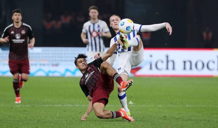 Nathaniel Brown, Marton Dardai Zweikampf Spielszene Aktion Fußball Fussball DFL 2.Bundesliga Herren 27.Spieltag Saison 2023 2024 30.03.2024 Hertha BSC Berlin vs. 1.FC Nürnberg FCN DFL regulations prohibit any use of photographs as image sequences and or quasi-video