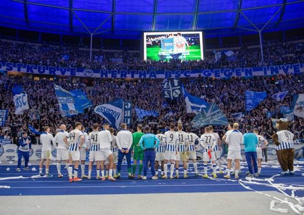 Fussball, Herren, Saison 2023 2024, 2. Bundesliga (27. Spieltag), Hertha BSC - 1. FC Nürnberg, Hertha nach Abpfiff bei den Fans, 30.03. 2024,