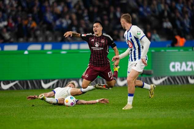 Germany, Berlin, 30.03.2024, Olympic Stadium, Hertha BSC vs 1.FC Nürnberg - 2. Bundesliga, Florian Niederlechner (Hertha Berlin) and Jens Castrop (1.FC Nürnberg) battle for the ball Berlin Olympic Stadium Berlin Germany