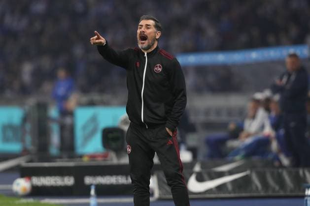 30.03.2024, xtgx, Fussball - 2.Bundesliga, Hertha BSC Berlin - 1.FC Nuernberg emspor, v.l. Cristian Fiel (Nuernberg, Trainer) gibt Anweisungen, gestikuliert mit den Armen, gesticulate, gives instructions (DFL DFB REGULATIONS PROHIBIT ANY USE OF PHOTOGRAPHS as IMAGE SEQUENCES and or QUASI-VIDEO) Berlin