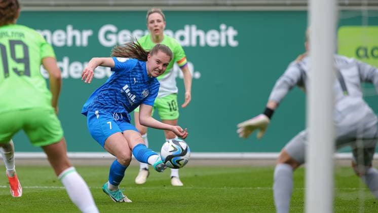 Sport Themen der Woche KW13 Sport Bilder des Tages v.li.: Lilli Purtscheller (SGS Essen, 7) am Ball, Einzelbild, Ganzkörper, Aktion, Action, Spielszene, DIE DFB-RICHTLINIEN UNTERSAGEN JEGLICHE NUTZUNG VON FOTOS ALS SEQUENZBILDER UND ODER VIDEOÄHNLICHE FOTOSTRECKEN. DFB REGULATIONS PROHIBIT ANY USE OF PHOTOGRAPHS AS IMAGE SEQUENCES AND OR QUASI-VIDEO., 30.03.2024, Wolfsburg (Deutschland), Fussball, DFB-Pokal Frauen, VfL Wolfsburg - SGS Essen *** from left Lilli Purtscheller SGS Essen, 7 on the ball, single image, full body, action, action, game scene, THE DFB REGULATIONS PROHIBIT ANY USE OF PHOTOGRAPHS AS IMAGE SEQUENCES AND OR QUASI VIDEO , 30 03 2024, Wolfsburg Germany , Football, DFB Cup Women, VfL Wolfsburg SGS Essen xobx