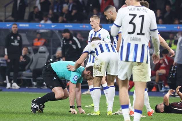 DEU, DFL, 2. FBL, Hertha BSC vs. 1.FC Nuernberg, 30.03.2024, Berliner Olympiastadion, Berlin, DEU, DFL, 2. FBL, Hertha BSC vs. 1.FC Nuernberg, im Bild Schiedsrichter Alexander Sather, Florian Niederlechner (Hertha BSC Berlin 7) DFL - regulations prohibit any use of Photographs as image sequences and or quasi-video Foto: Juergen Engler nordphoto GmbH