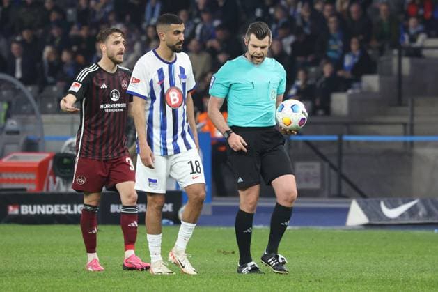 DEU, DFL, 2. FBL, Hertha BSC vs. 1.FC Nuernberg, 30.03.2024, Berliner Olympiastadion, Berlin, DEU, DFL, 2. FBL, Hertha BSC vs. 1.FC Nuernberg, im Bild Schiedsrichter Alexander Sather, Aymen Barkok (Hertha BSC Berlin 18), Simon Rhein (1.FC Nuernberg 36) DFL - regulations prohibit any use of Photographs as image sequences and or quasi-video Foto: Juergen Engler nordphoto GmbH