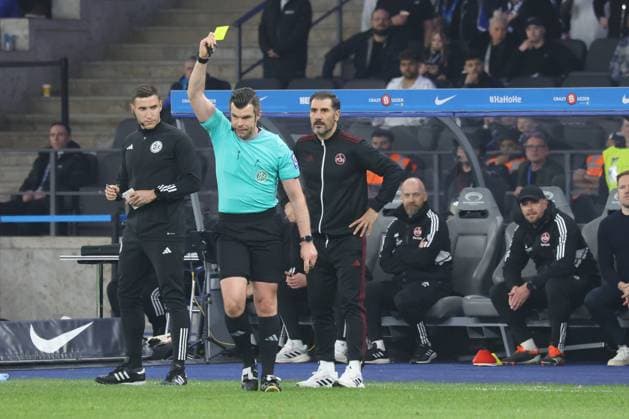 DEU, DFL, 2. FBL, Hertha BSC vs. 1.FC Nuernberg, 30.03.2024, Berliner Olympiastadion, Berlin, DEU, DFL, 2. FBL, Hertha BSC vs. 1.FC Nuernberg, im Bild gelbe Karte fuer Cheftrainer Cristian Fiel (1.FC Nuernberg), Schiedsrichter Alexander Sather DFL - regulations prohibit any use of Photographs as image sequences and or quasi-video Foto: Juergen Engler nordphoto GmbH