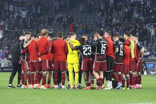 DEU, DFL, 2. FBL, Hertha BSC vs. 1.FC Nuernberg, 30.03.2024, Berliner Olympiastadion, Berlin, DEU, DFL, 2. FBL, Hertha BSC vs. 1.FC Nuernberg, im Bild Cheftrainer Cristian Fiel (1.FC Nuernberg), Nürnberger-Spielerkreis DFL - regulations prohibit any use of Photographs as image sequences and or quasi-video Foto: Juergen Engler nordphoto GmbH
