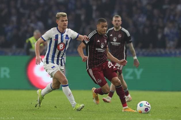 30.03.2024, xtgx, Fussball - 2.Bundesliga, Hertha BSC Berlin - 1.FC Nuernberg emspor, v.l. Florian Niederlechner (Hertha, 7), Christian Mathenia (Nuernberg, 26) Zweikampf, Duell, Kampf, tackle (DFL DFB REGULATIONS PROHIBIT ANY USE OF PHOTOGRAPHS as IMAGE SEQUENCES and or QUASI-VIDEO) Berlin