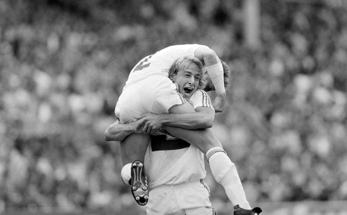 20.08.88 VfB Stuttgart - Stuttgarter Kickers Deutschland, Stuttgart, 20.08.1988, Fussball, Bundesliga, VfB Stuttgart - Stuttgarter Kickers (4:0): v.l. Günther Schäfer, Jürgen Klinsmann (beide VfB Stuttgart). *** 20 08 88 VfB Stuttgart Stuttgarter Kickers Germany, Stuttgart, 20 08 1988, Soccer, Bundesliga, VfB Stuttgart Stuttgarter Kickers 4 0 f l Günther Schäfer, Jürgen Klinsmann both VfB Stuttgart